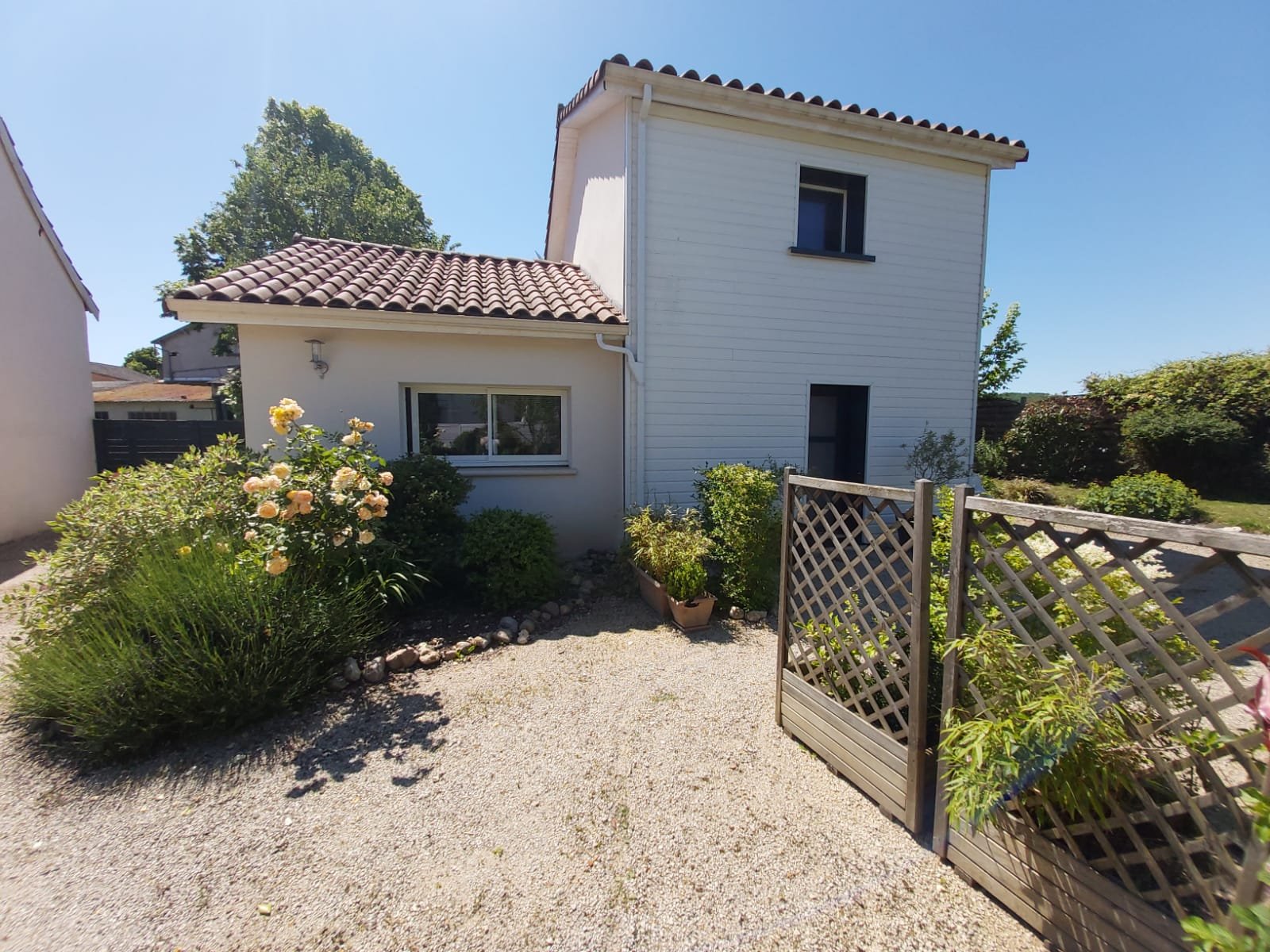 Façade du gîte TIGWEN avec rosiers